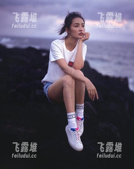 观看“91吃瓜网”，一边点评一边随意站着，感觉自己像个不羁的评论家。