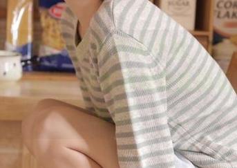 拿着安卓手机，打开92吃瓜中心网在线，随时随地吃新的瓜，可真够逗！