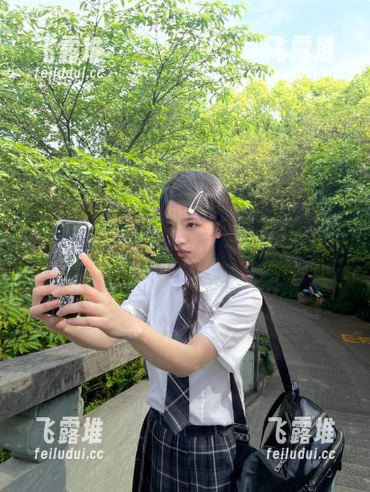 记得上次在hlw.bet网站看到的那对，两人小动作不断，真让人不禁想八卦几句！