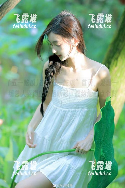 在“五一吃瓜”首页，发现一线艺人春游的奇葩瞬间，想给他们点个赞！