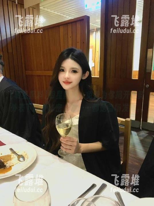 明星黑料，免费为你揭开光鲜外表下的小秘密，嗯……都是临场发挥。