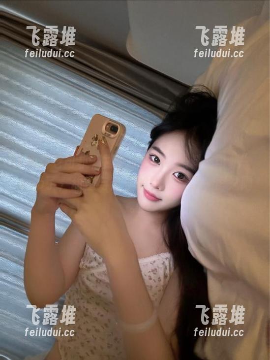 注意力全在“黑料老司机”app了，甜蜜与苦涩的距离只是一屏之隔。