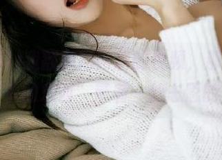 我翻到黑网料的视频，那种“我不应该看的东西”带着一丝忐忑的兴奋。